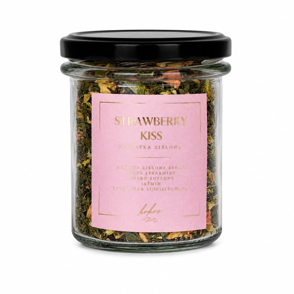 Strawberry Kiss to wyjątkowa herbata zielona na bazie wysokiej jakości Senchy, wzbogacona liofilizowaną truskawką, jaśminem, suszonym jabłkiem oraz orzeźwiającą miętą Spearmint. To harmonijna kompozycja, która zachwyca owocowym aromatem.