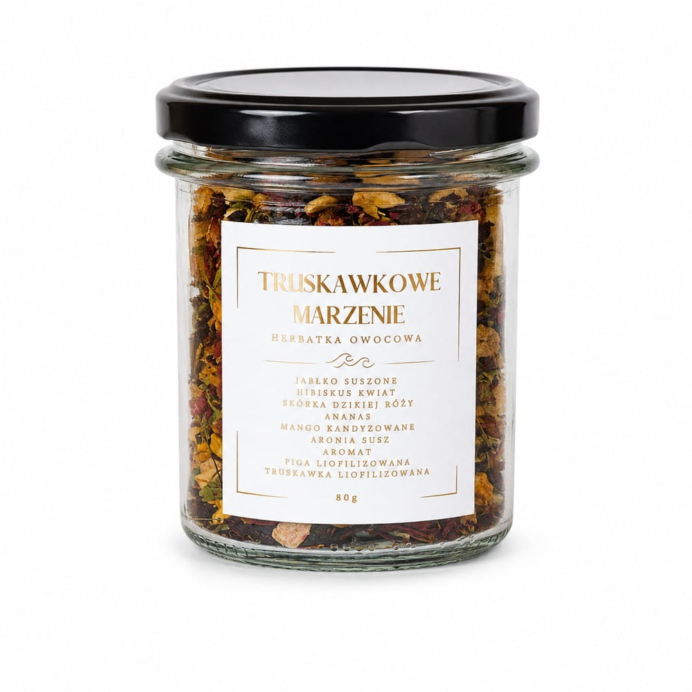 Truskawkowe Marzenie to wyjątkowa herbata owocowa o bogatym, słodkim aromacie i intensywnym smaku dojrzałych owoców. Starannie dobrana kompozycja łączy suszone jabłko, kwiat hibiskusa, liofilizowaną truskawkę i figę z egzotycznym mango oraz ananasem,