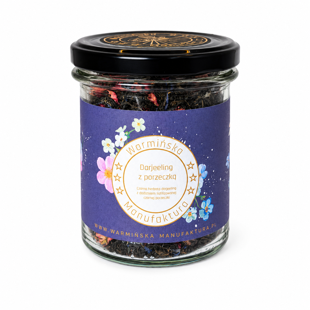 Darjeeling z Czarną Porzeczką Warmińskiej Manufaktury to wyjątkowa kompozycja wysokogatunkowej herbaty Darjeeling z dodatkiem liofilizowanej czarnej porzeczki. Delikatny, kwiatowo-muszkatowy charakter herbaty doskonale łączy się z owocową nutą porzeczki
