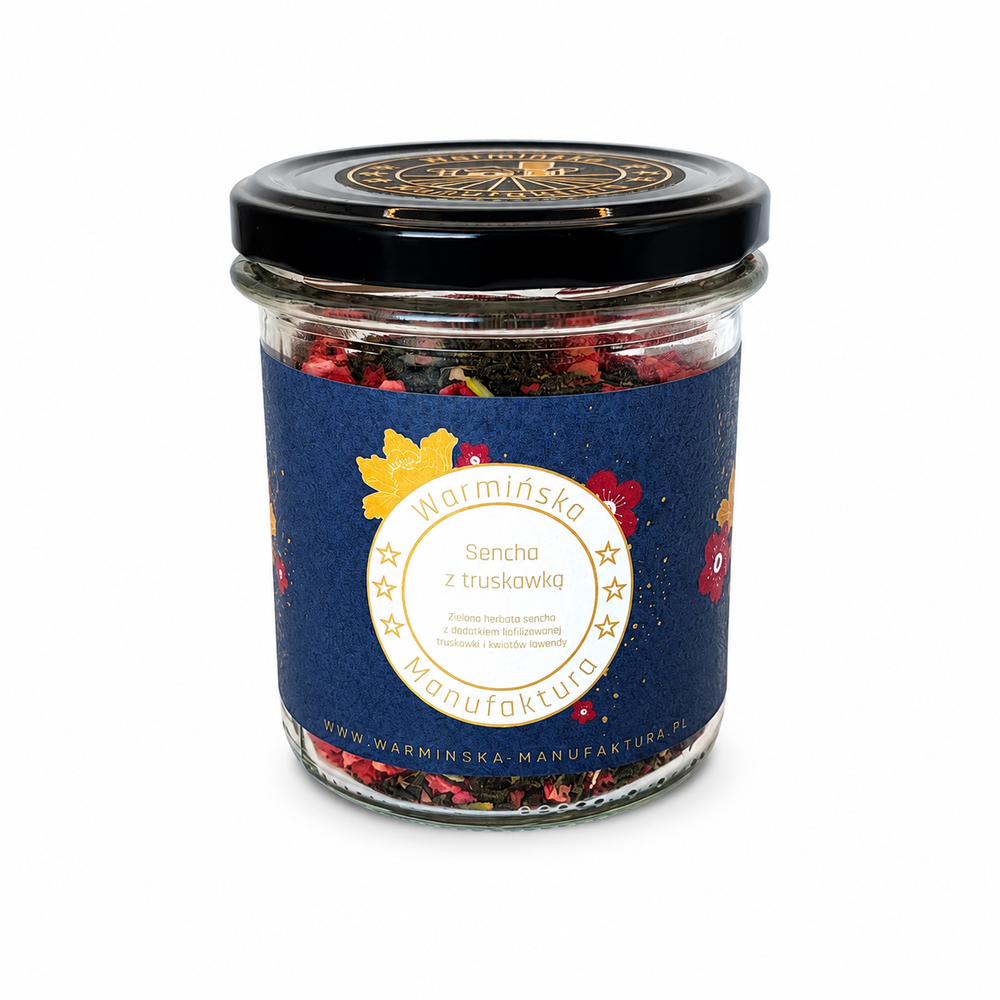 Herbata Zielona Sencha z Truskawką Warmińska Manufaktura. Zielona herbata liściasta z dodatkiem liofilizowanej truskawki i kwiatów lawendy w eleganckim szklanym słoiku. Idealna dla miłośników herbat premium.