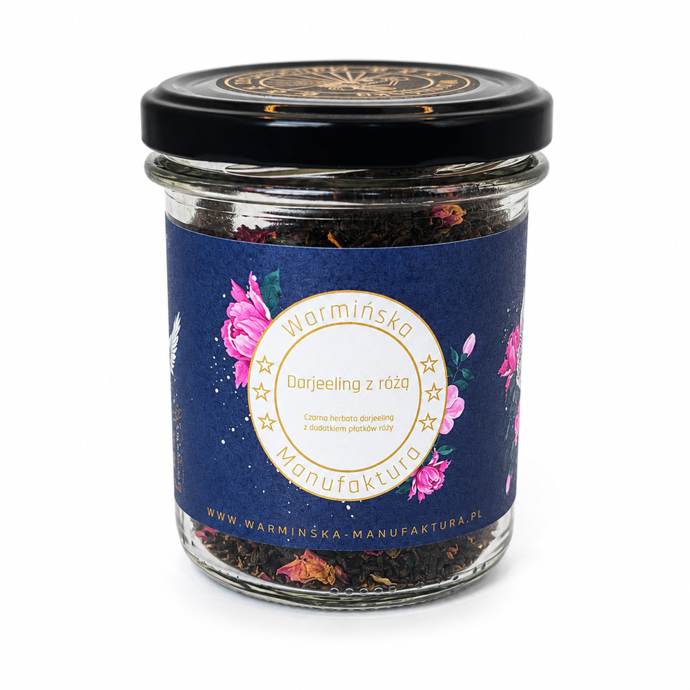 Darjeeling z Różą to wysokiej jakości herbata czarna z dodatkiem płatków róży. Delikatny kwiatowy aromat i szlachetny smak zamknięte w eleganckim szklanym słoiku. Idealna na prezent i codzienny relaks.