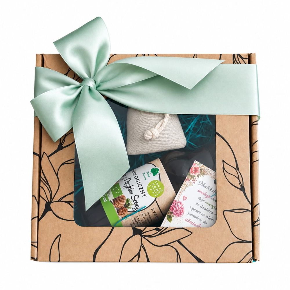 Ekologiczny zestaw prezentowy z herbatą Darjeeling z różą i syropem z pąków sosny to wyjątkowy upominek dla miłośników naturalnych produktów. Eleganckie pudełko kraftowe, ozdobne wypełnienie i dekoracyjna zawieszka.