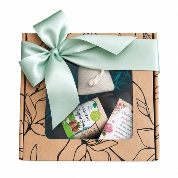 Ekologiczny zestaw prezentowy z herbatą Darjeeling z różą i syropem z pąków sosny to wyjątkowy upominek dla miłośników naturalnych produktów. Eleganckie pudełko kraftowe, ozdobne wypełnienie i dekoracyjna zawieszka.