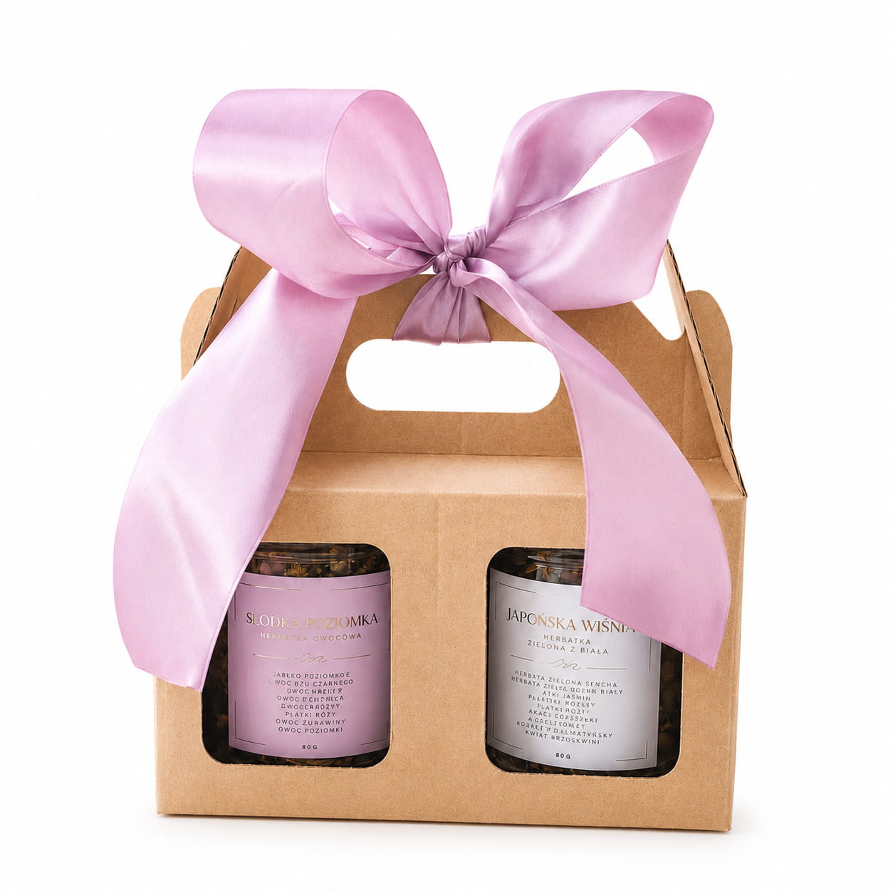 Elegancki zestaw herbat w ozdobnym pudełku z różową kokardą to idealny pomysł na prezent dla miłośników aromatycznych naparów. W zestawie znajdują się dwie herbatki w szklanych słoiczkach: owocowa Słodka Poziomka oraz delikatna Japońska Wiśnia