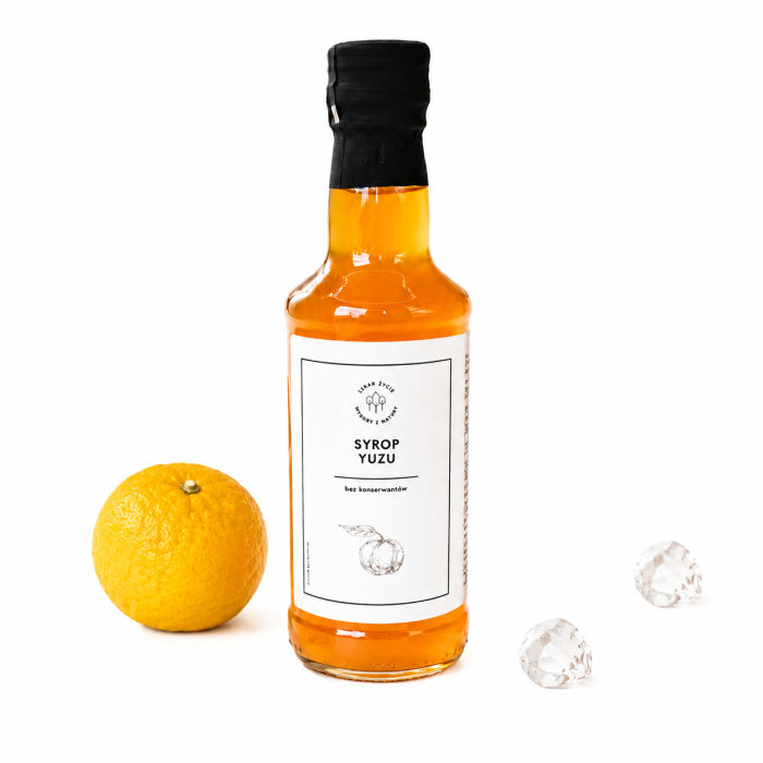 Naturalny syrop Yuzu o egzotycznym cytrusowym smaku. Idealny do herbat, lemoniad, koktajli, drinków i deserów. Bez konserwantów.