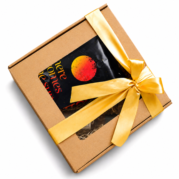 Elegancki zestaw prezentowy z kawą ziarnistą „Here Comes the Sun”, konfiturą z mango i syropem yuzu to wyjątkowa propozycja dla miłośników aromatycznych smaków i estetycznych upominków.