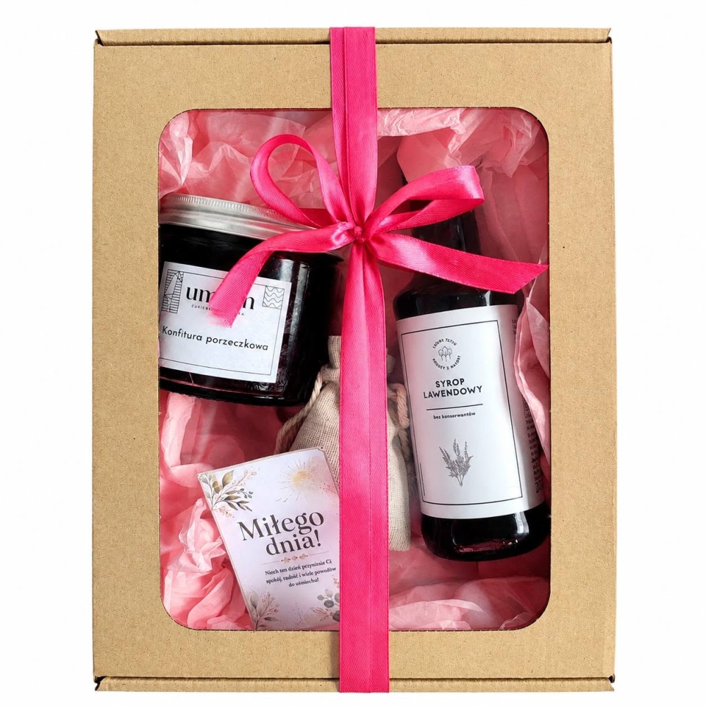 Wyjątkowy zestaw prezentowy w eleganckim pudełku z okienkiem, idealny na prezent dla bliskiej osoby. W środku znajdują się naturalne produkty premium: aromatyczna konfitura porzeczkowa, syrop lawendowy oraz  kartka z życzeniami „Miłego dnia”.